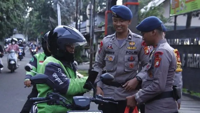 Brimob Polda Metro Jaya Bagikan Ratusan Takjil di Jalanan Jakarta
